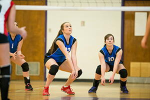 high school female volleyball team preparing
